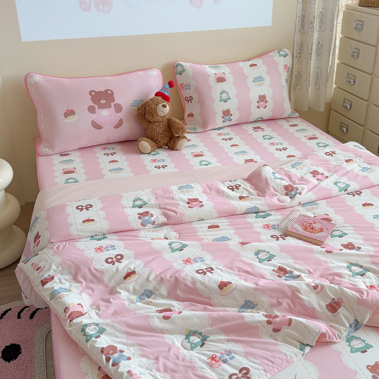 91家纺网 家纺一手货源 找家纺 美乐迪家纺 2026新款水光冰丝凉席夏被 粉条小熊