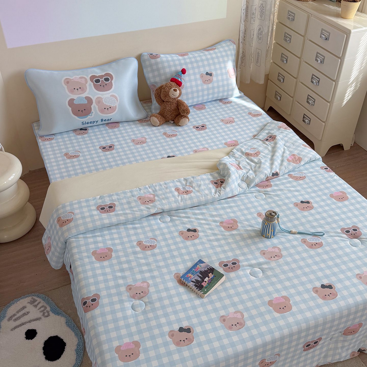 91家纺网 家纺一手货源 找家纺 美乐迪家纺 2026新款水光冰丝凉席夏被 蓝格小熊