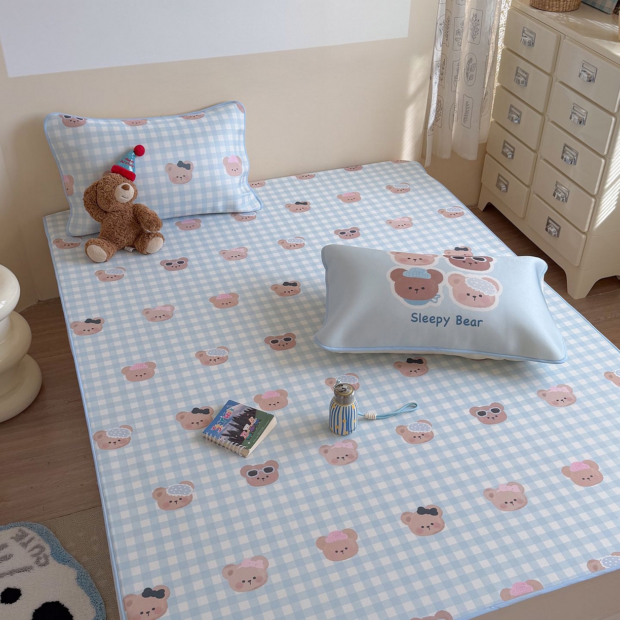 91家纺网 家纺一手货源 找家纺 美乐迪家纺 2026新款水光冰丝凉席夏被 蓝格小熊