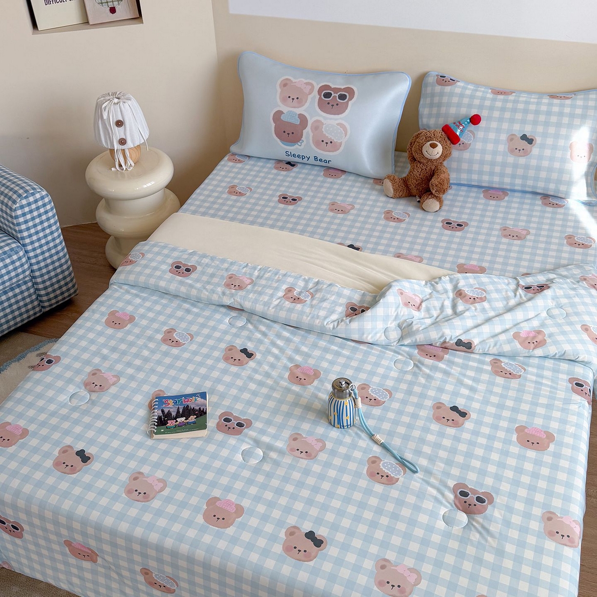 91家纺网 家纺一手货源 找家纺 美乐迪家纺 2026新款水光冰丝凉席夏被 蓝格小熊