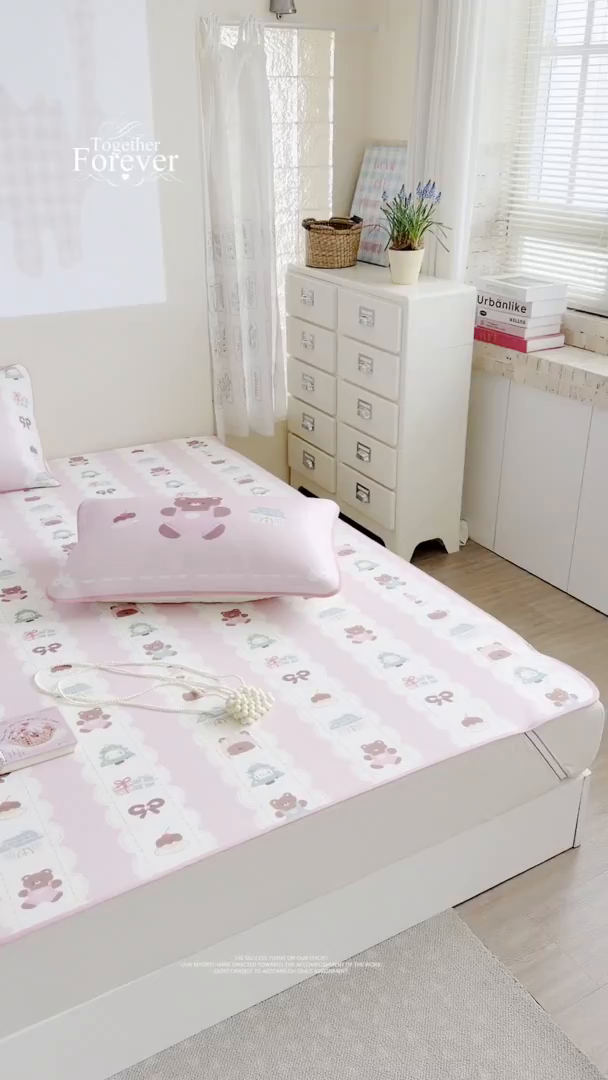 91家纺网 家纺一手货源 找家纺 美乐迪家纺 2026新款水光冰丝凉席夏被 粉条小熊