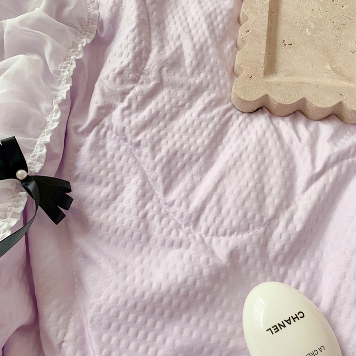 91家纺网 家纺一手货源 找家纺 吾欢心 2026新款小香风可可系列双层花边夏被四件套被子被芯 可可温柔紫