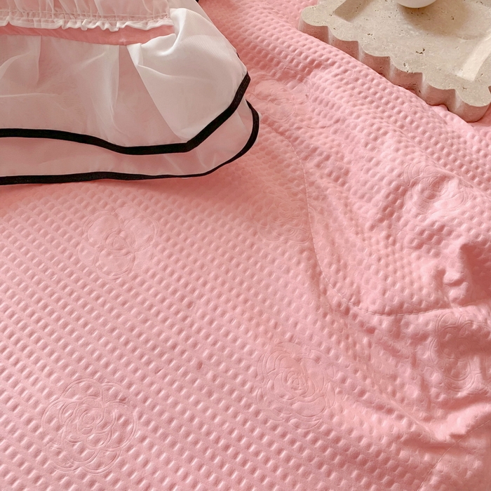 91家纺网 家纺一手货源 找家纺 吾欢心 2026新款小香风可可系列双层花边夏被四件套被子被芯 可可樱桃粉