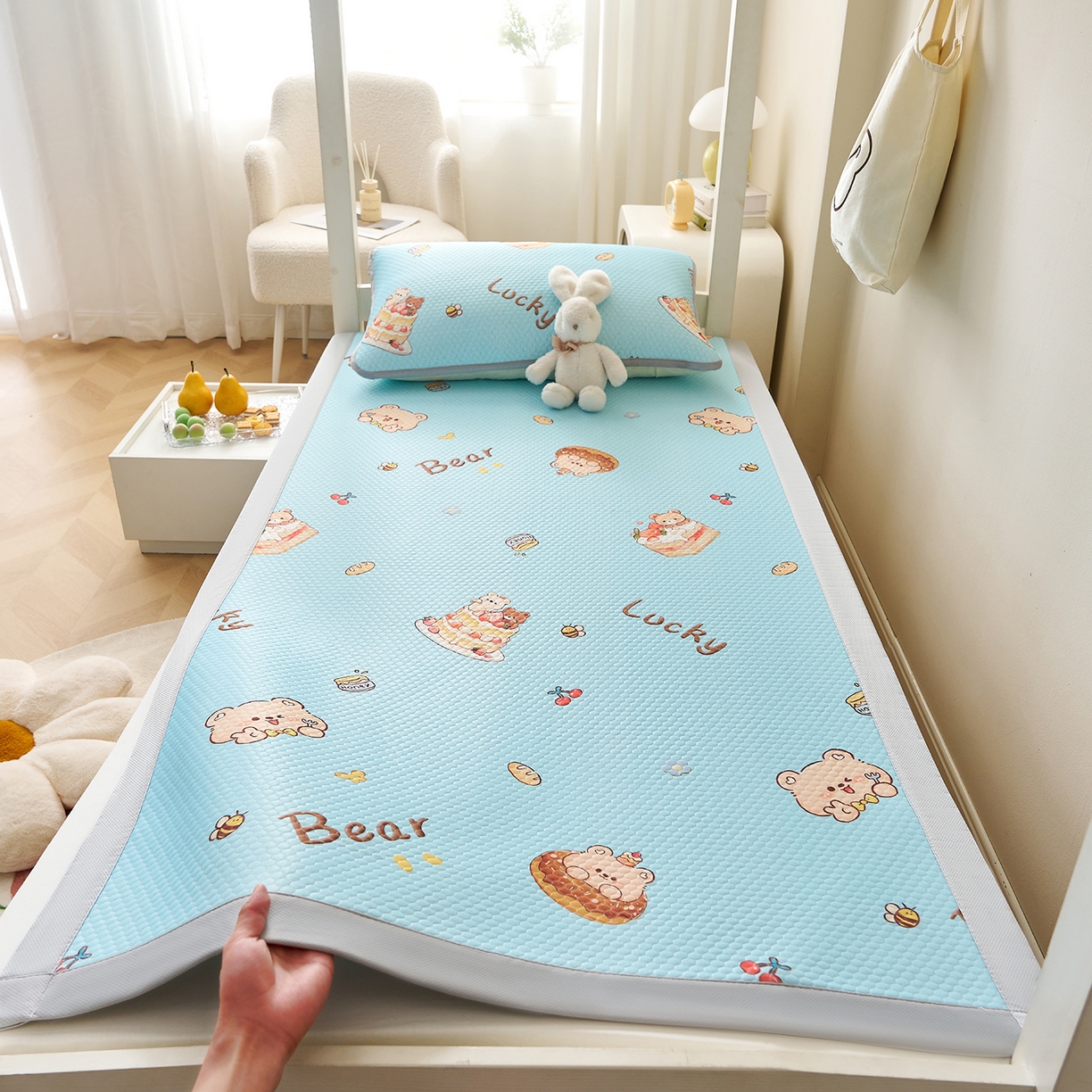 91家纺网 家纺一手货源 找家纺 （总）奇丝雅 2026新款夏季A类印花冰豆豆凉席三明治透气网冰丝凉席可机洗学生宿舍上下铺学生床