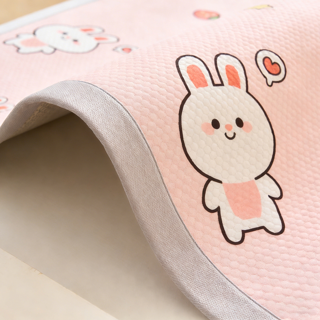 91家纺网 家纺一手货源 找家纺 奇丝雅 2026新款夏季A类印花冰豆豆凉席三明治透气网冰丝凉席可机洗学生宿舍上下铺学生床 巴比兔