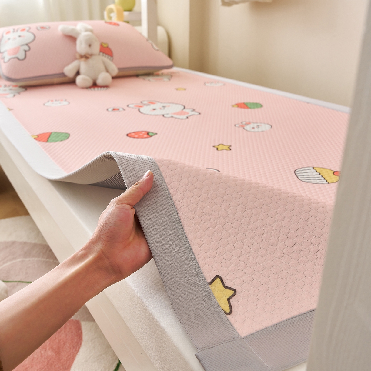 91家纺网 家纺一手货源 找家纺 奇丝雅 2026新款夏季A类印花冰豆豆凉席三明治透气网冰丝凉席可机洗学生宿舍上下铺学生床 巴比兔