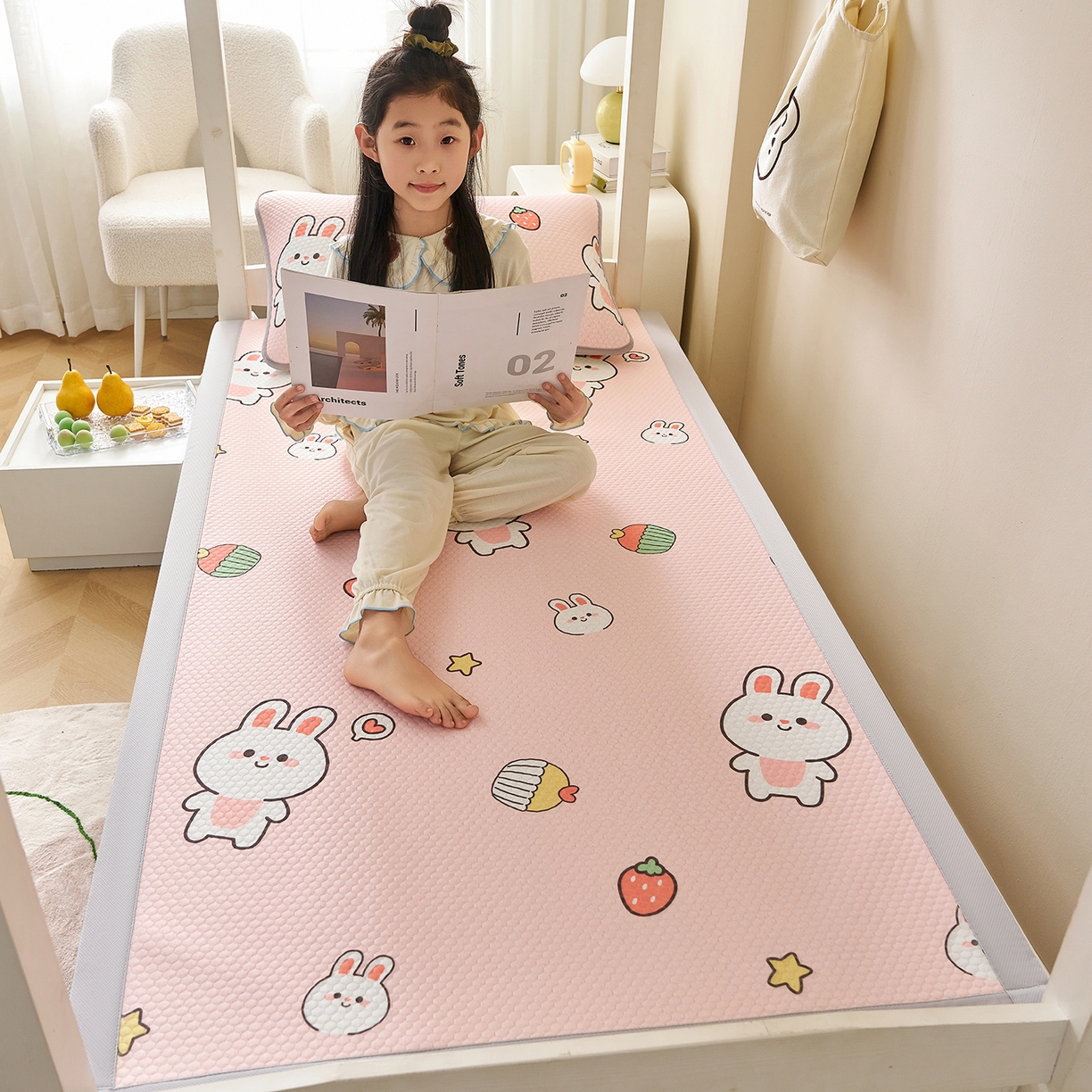 91家纺网 家纺一手货源 找家纺 奇丝雅 2026新款夏季A类印花冰豆豆凉席三明治透气网冰丝凉席可机洗学生宿舍上下铺学生床 巴比兔