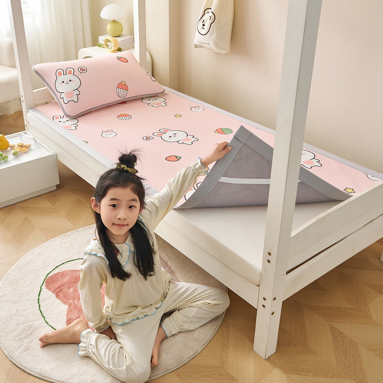 91家纺网 家纺一手货源 找家纺 奇丝雅 2026新款夏季A类印花冰豆豆凉席三明治透气网冰丝凉席可机洗学生宿舍上下铺学生床 巴比兔