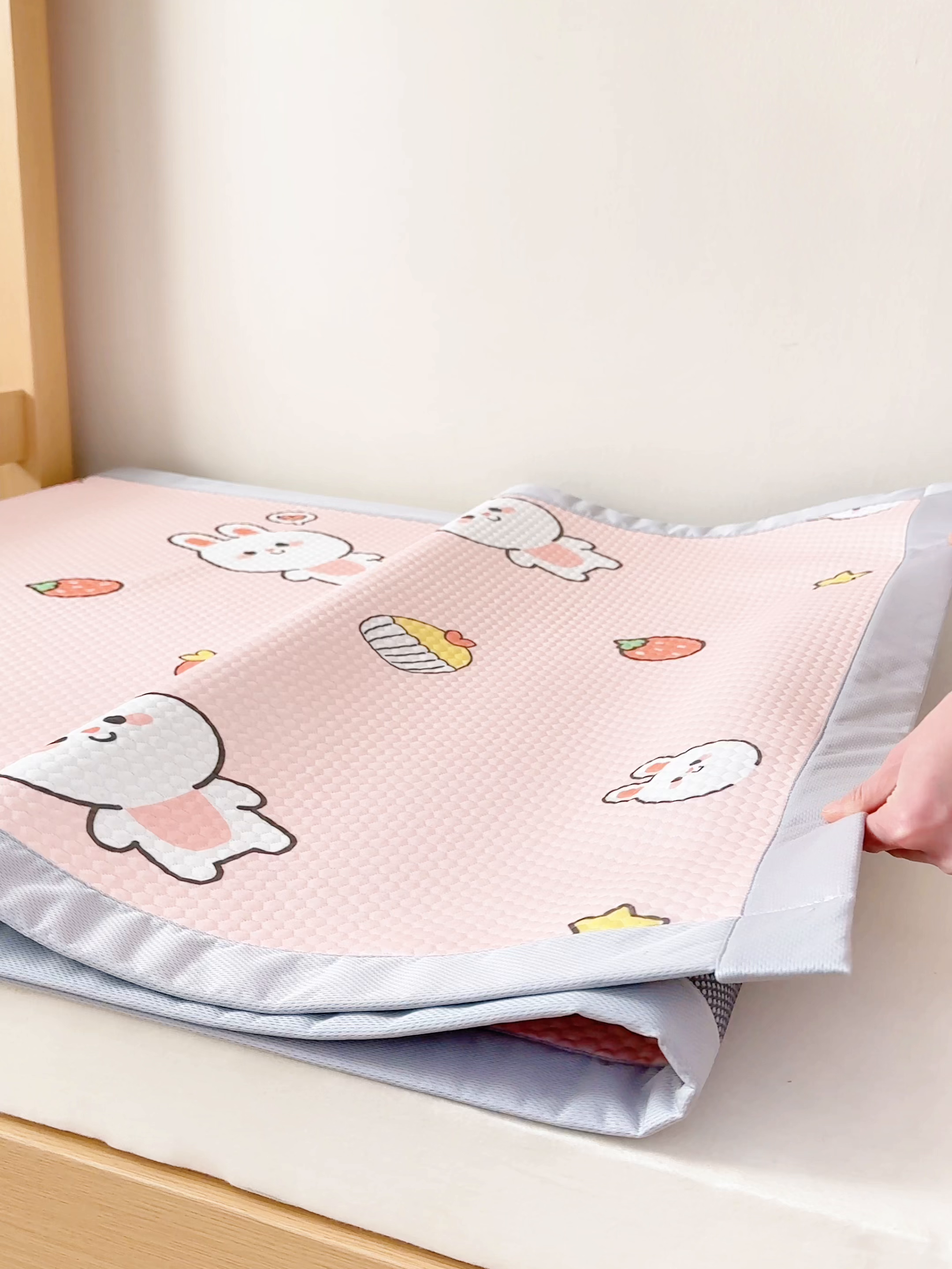 91家纺网 家纺一手货源 找家纺 奇丝雅 2026新款夏季A类印花冰豆豆凉席三明治透气网冰丝凉席可机洗学生宿舍上下铺学生床 巴比兔