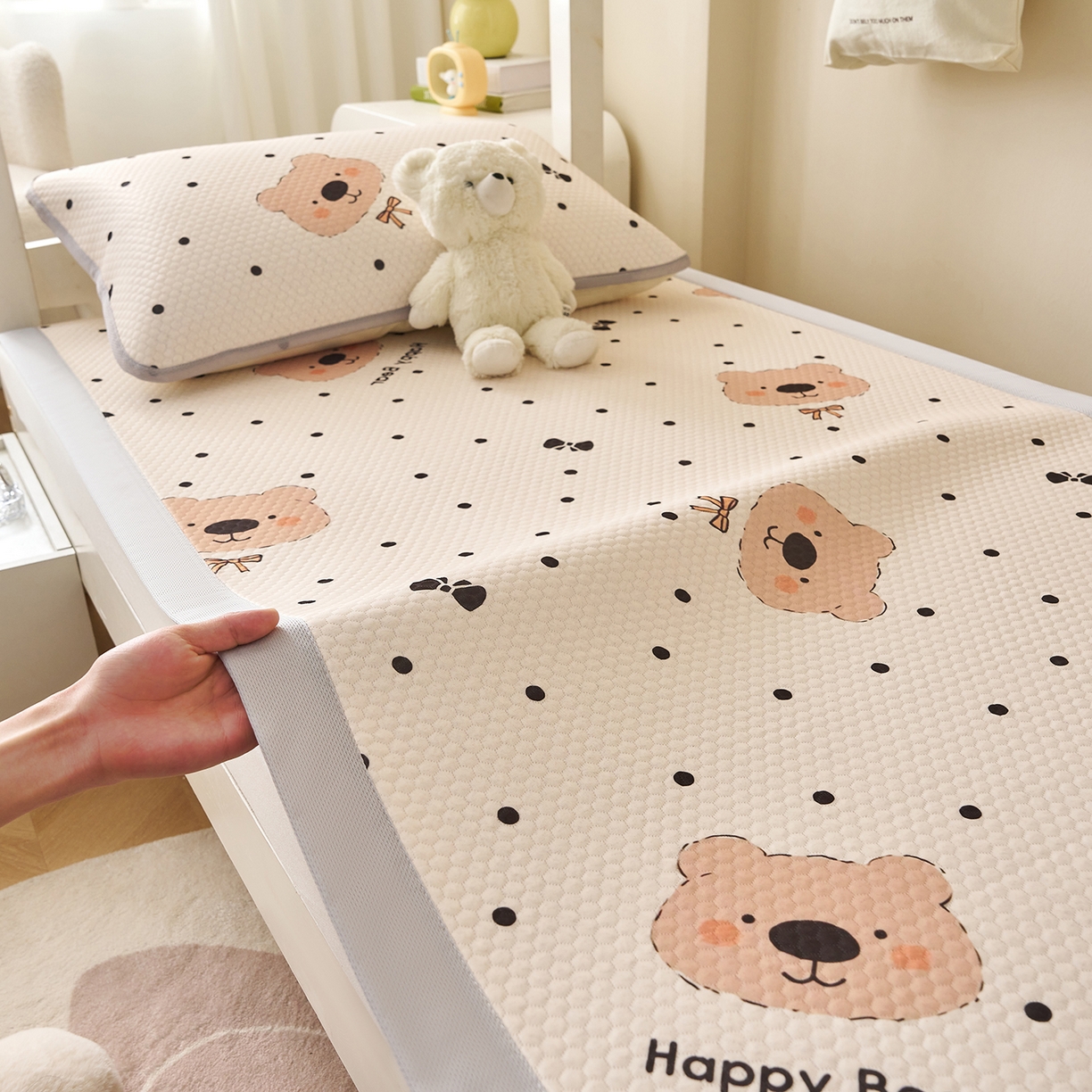 91家纺网 家纺一手货源 找家纺 奇丝雅 2026新款夏季A类印花冰豆豆凉席三明治透气网冰丝凉席可机洗学生宿舍上下铺学生床 抱抱熊