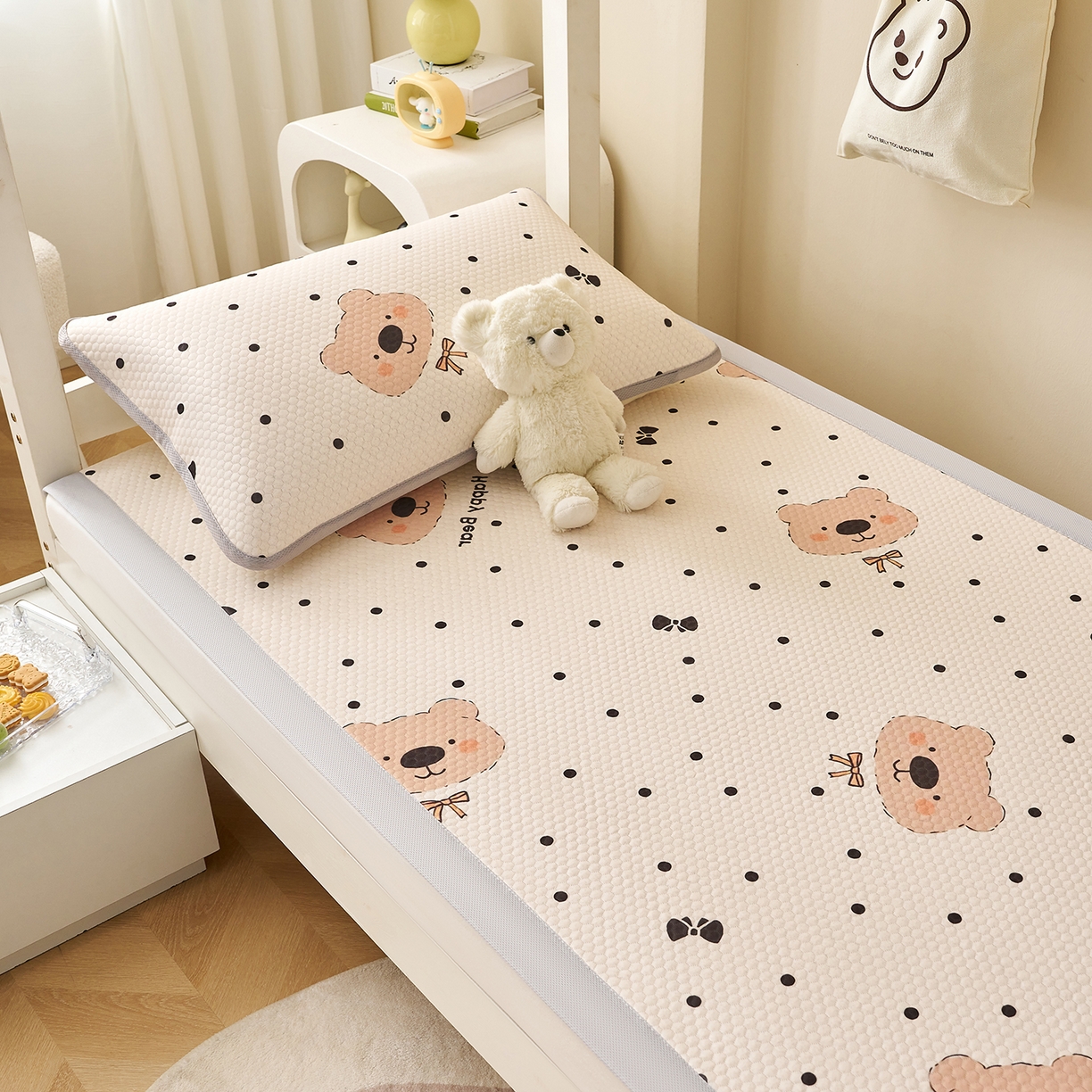 91家纺网 家纺一手货源 找家纺 奇丝雅 2026新款夏季A类印花冰豆豆凉席三明治透气网冰丝凉席可机洗学生宿舍上下铺学生床 抱抱熊