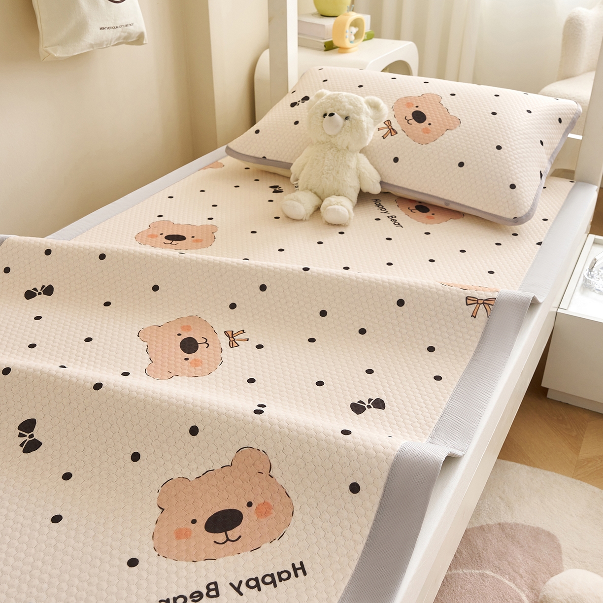 91家纺网 家纺一手货源 找家纺 奇丝雅 2026新款夏季A类印花冰豆豆凉席三明治透气网冰丝凉席可机洗学生宿舍上下铺学生床 抱抱熊