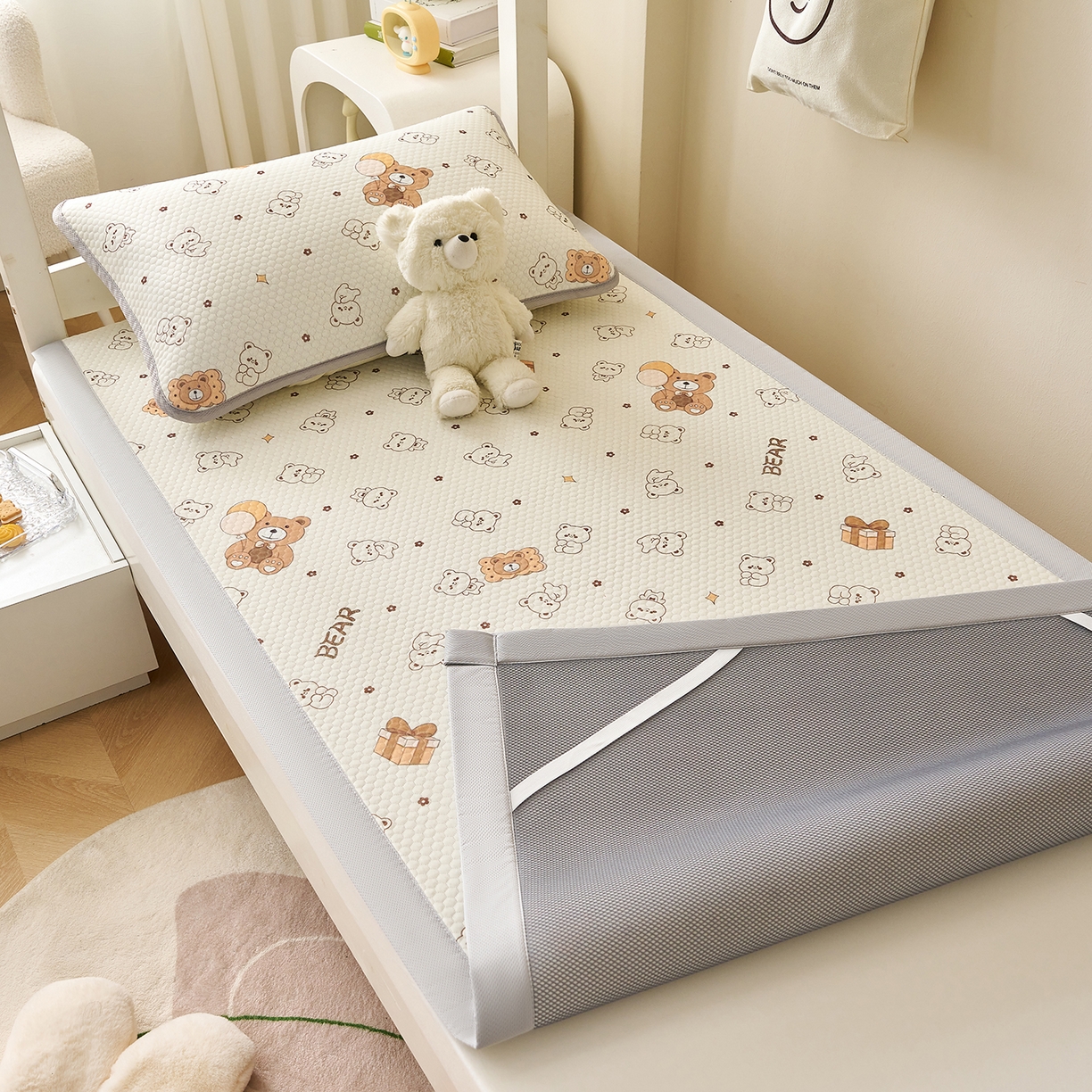 91家纺网 家纺一手货源 找家纺 奇丝雅 2026新款夏季A类印花冰豆豆凉席三明治透气网冰丝凉席可机洗学生宿舍上下铺学生床 饼干熊