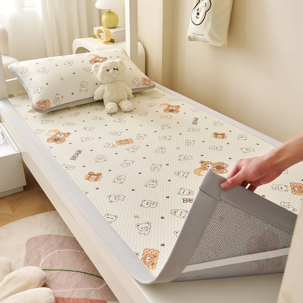 91家纺网 家纺一手货源 找家纺 奇丝雅 2026新款夏季A类印花冰豆豆凉席三明治透气网冰丝凉席可机洗学生宿舍上下铺学生床 饼干熊