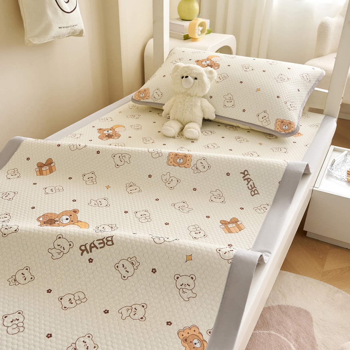 91家纺网 家纺一手货源 找家纺 奇丝雅 2026新款夏季A类印花冰豆豆凉席三明治透气网冰丝凉席可机洗学生宿舍上下铺学生床 饼干熊