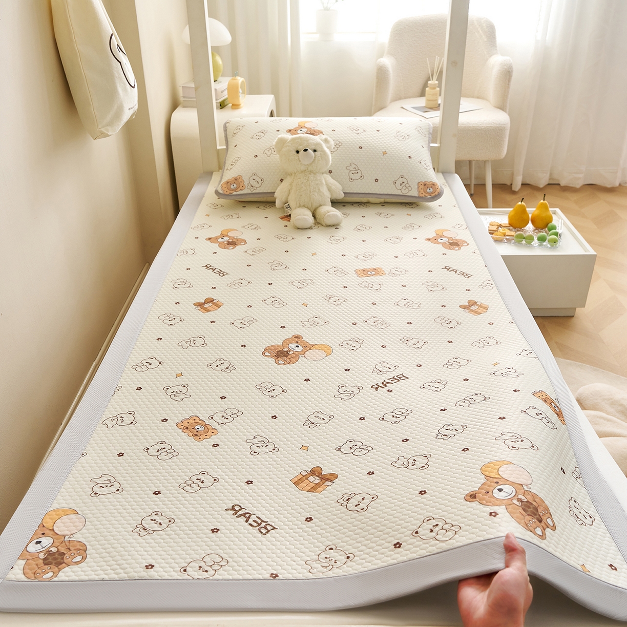 91家纺网 家纺一手货源 找家纺 奇丝雅 2026新款夏季A类印花冰豆豆凉席三明治透气网冰丝凉席可机洗学生宿舍上下铺学生床 饼干熊