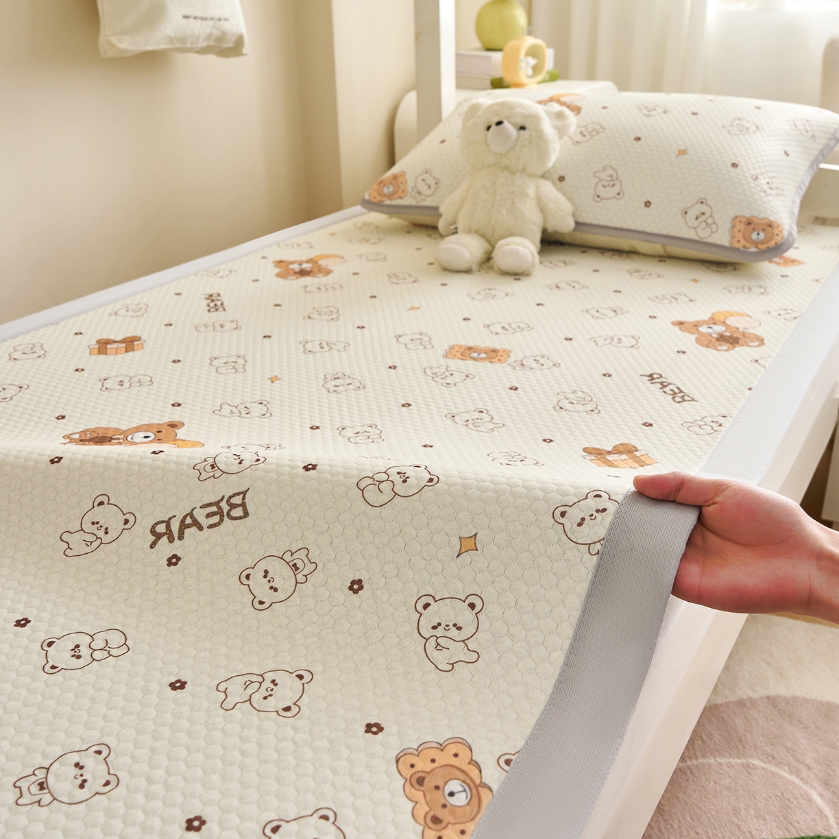 91家纺网 家纺一手货源 找家纺 奇丝雅 2026新款夏季A类印花冰豆豆凉席三明治透气网冰丝凉席可机洗学生宿舍上下铺学生床 饼干熊