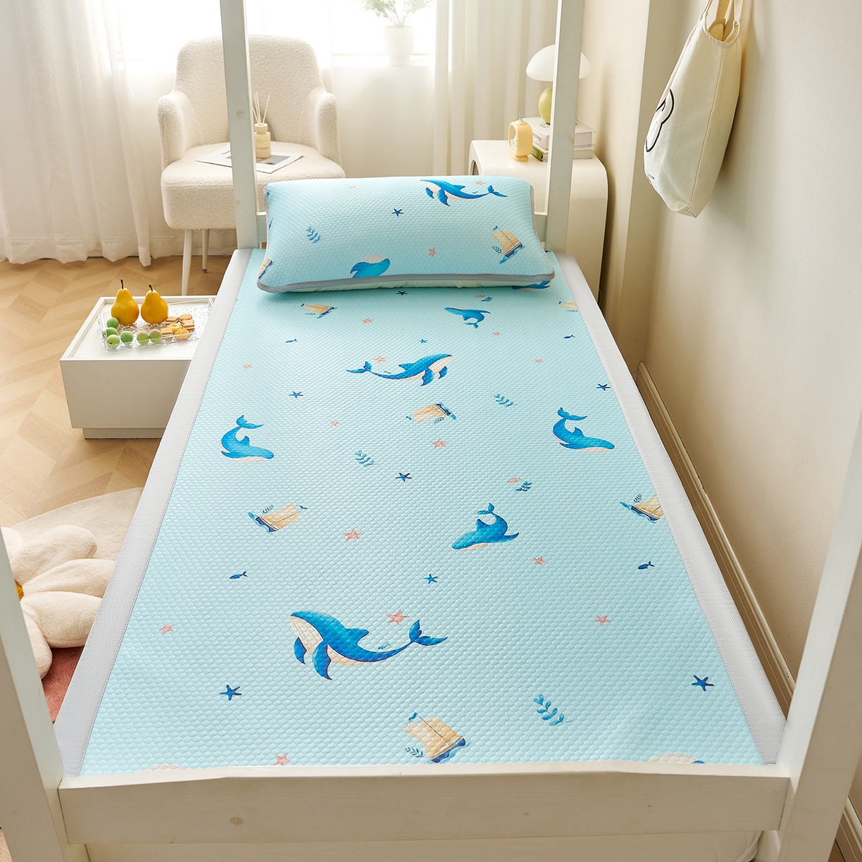 91家纺网 家纺一手货源 找家纺 奇丝雅 2026新款夏季A类印花冰豆豆凉席三明治透气网冰丝凉席可机洗学生宿舍上下铺学生床 海洋世界