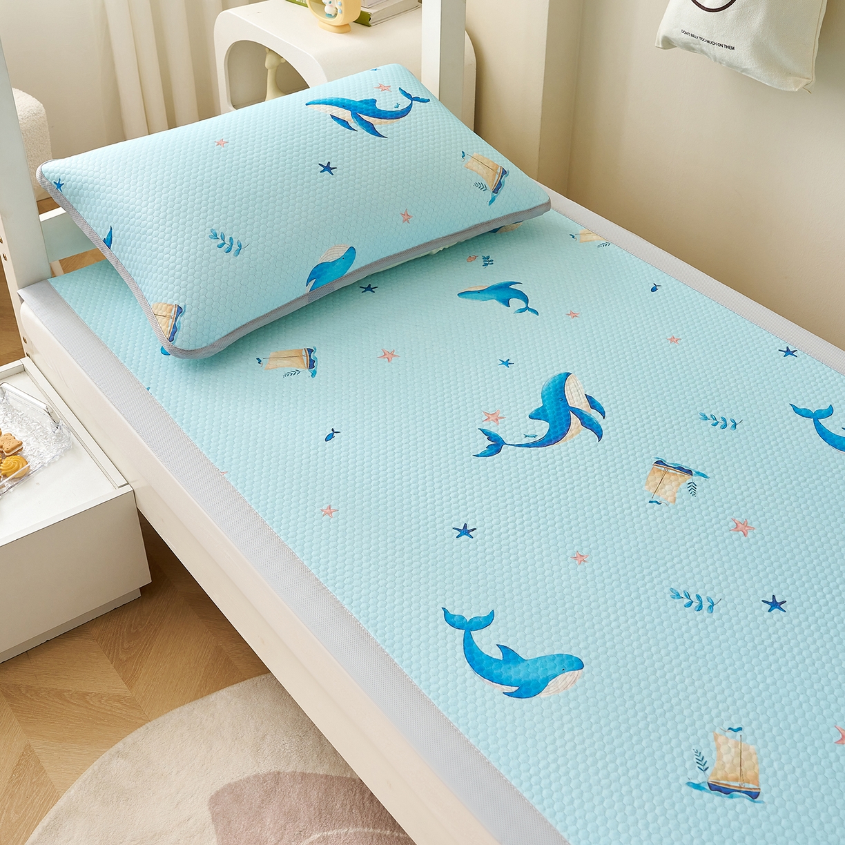 91家纺网 家纺一手货源 找家纺 奇丝雅 2026新款夏季A类印花冰豆豆凉席三明治透气网冰丝凉席可机洗学生宿舍上下铺学生床 海洋世界