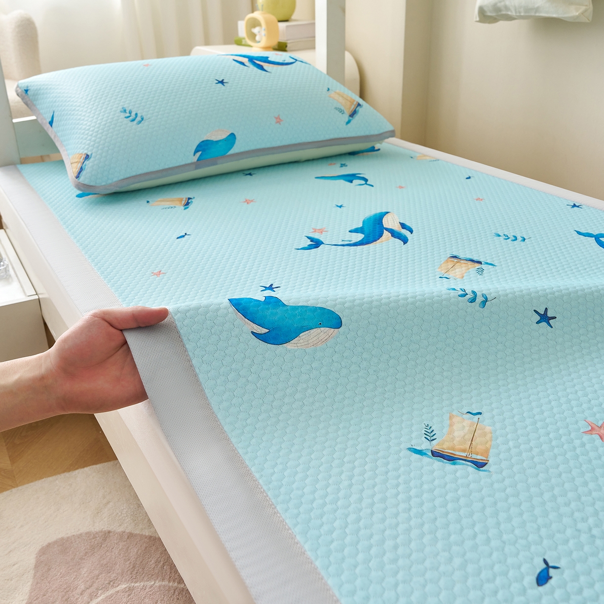 91家纺网 家纺一手货源 找家纺 奇丝雅 2026新款夏季A类印花冰豆豆凉席三明治透气网冰丝凉席可机洗学生宿舍上下铺学生床 海洋世界