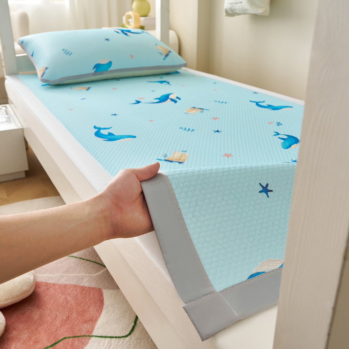 91家纺网 家纺一手货源 找家纺 奇丝雅 2026新款夏季A类印花冰豆豆凉席三明治透气网冰丝凉席可机洗学生宿舍上下铺学生床 海洋世界