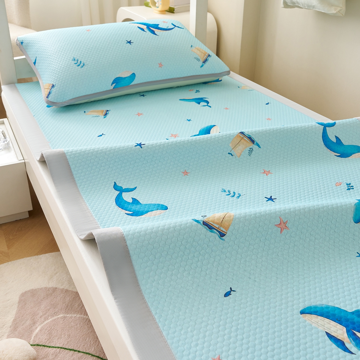 91家纺网 家纺一手货源 找家纺 奇丝雅 2026新款夏季A类印花冰豆豆凉席三明治透气网冰丝凉席可机洗学生宿舍上下铺学生床 海洋世界