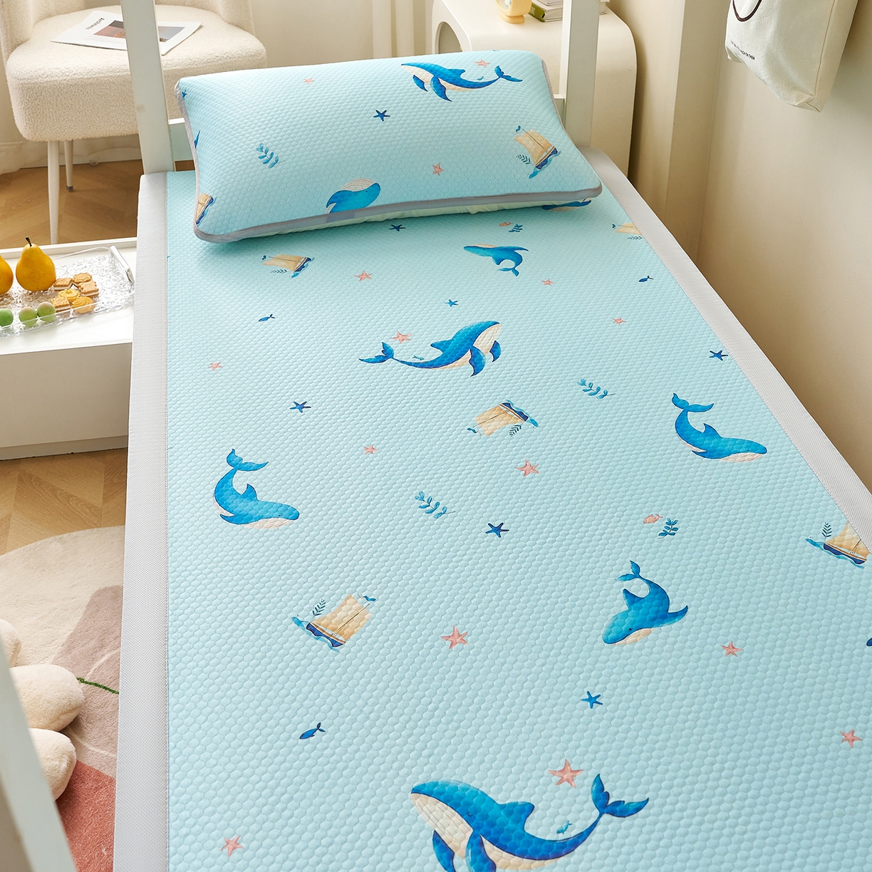 91家纺网 家纺一手货源 找家纺 奇丝雅 2026新款夏季A类印花冰豆豆凉席三明治透气网冰丝凉席可机洗学生宿舍上下铺学生床 海洋世界