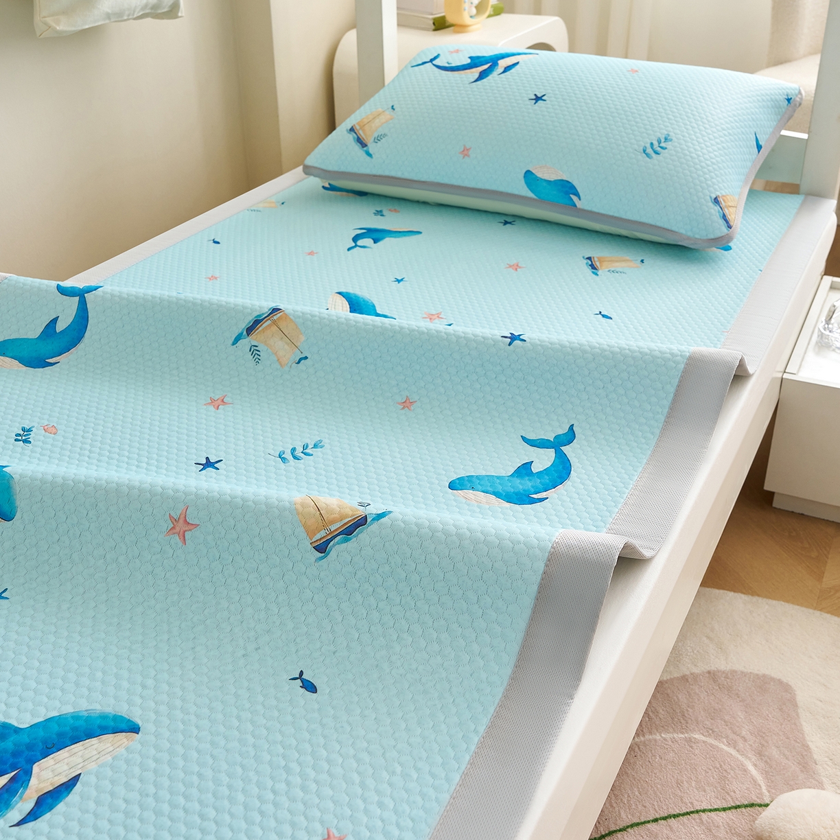 91家纺网 家纺一手货源 找家纺 奇丝雅 2026新款夏季A类印花冰豆豆凉席三明治透气网冰丝凉席可机洗学生宿舍上下铺学生床 海洋世界