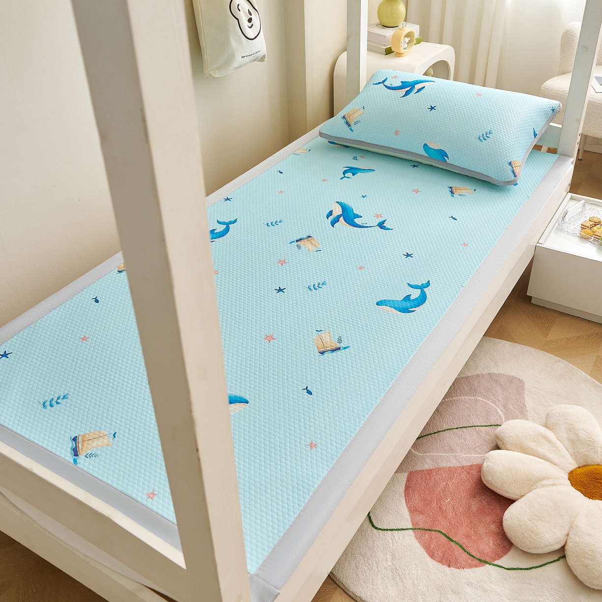 91家纺网 家纺一手货源 找家纺 奇丝雅 2026新款夏季A类印花冰豆豆凉席三明治透气网冰丝凉席可机洗学生宿舍上下铺学生床 海洋世界