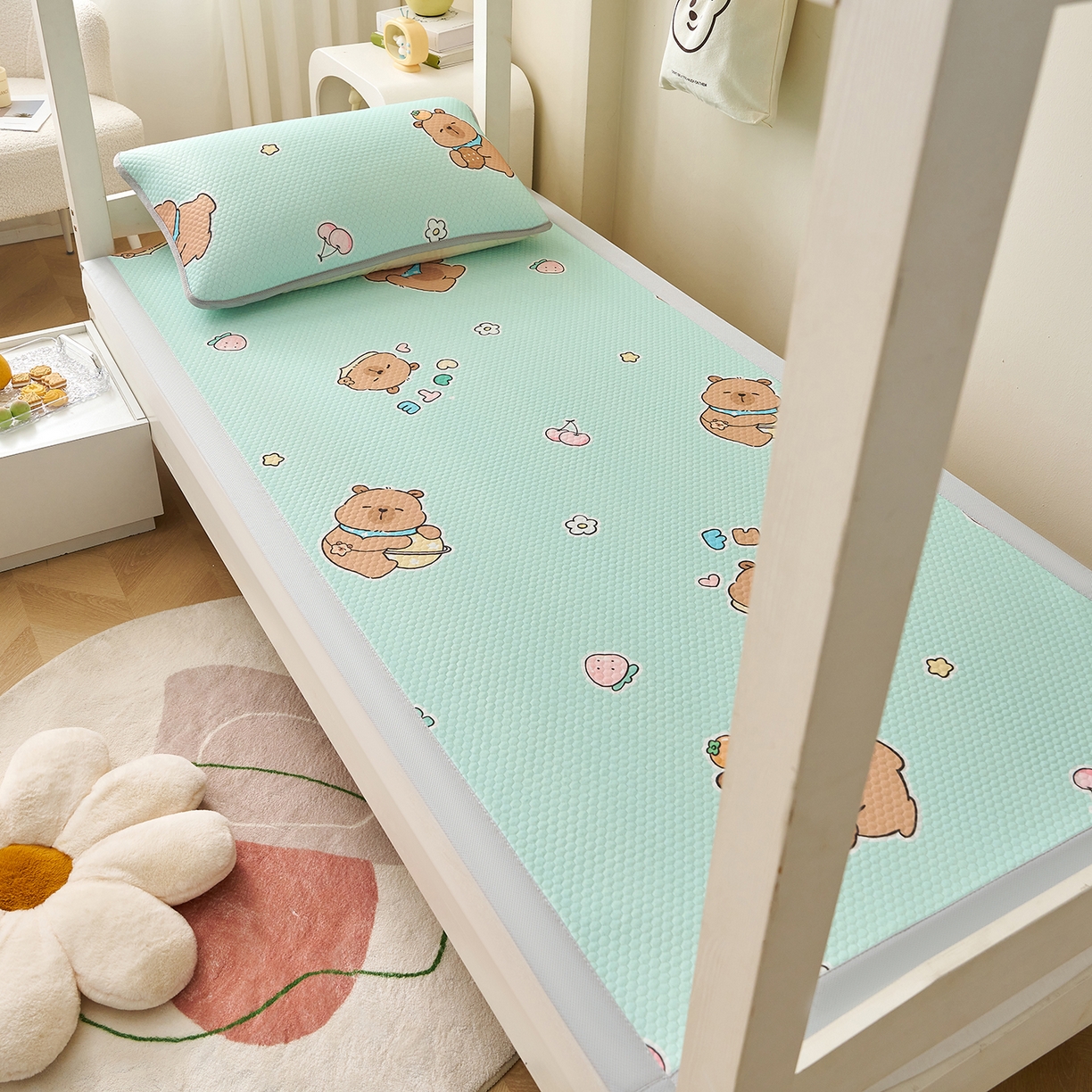 91家纺网 家纺一手货源 找家纺 奇丝雅 2026新款夏季A类印花冰豆豆凉席三明治透气网冰丝凉席可机洗学生宿舍上下铺学生床 卡皮巴拉