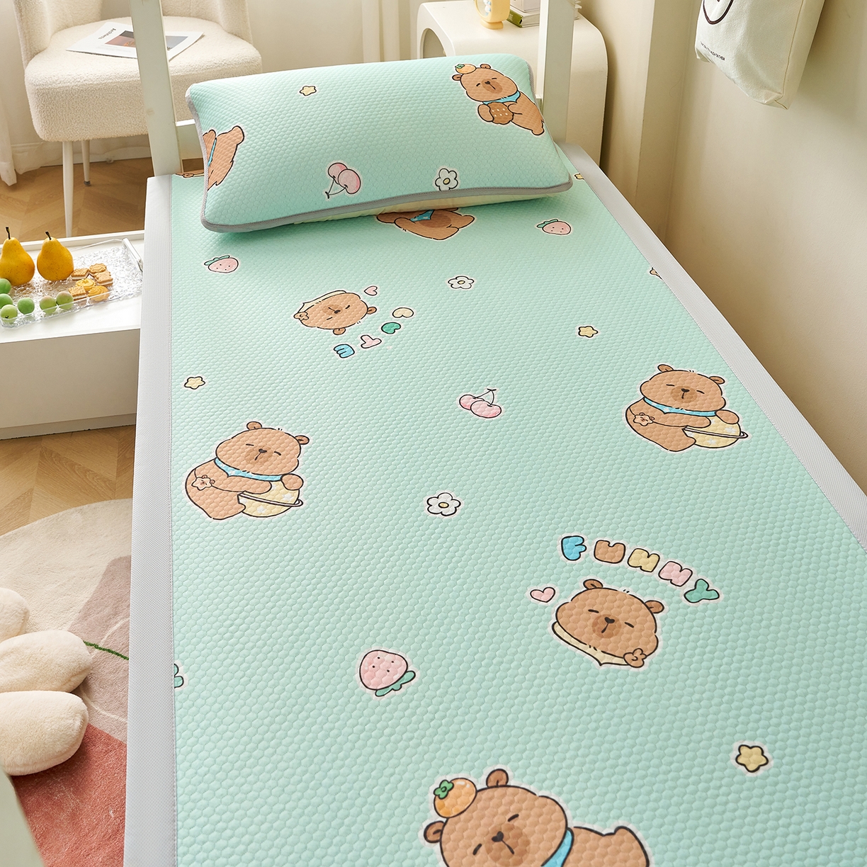 91家纺网 家纺一手货源 找家纺 奇丝雅 2026新款夏季A类印花冰豆豆凉席三明治透气网冰丝凉席可机洗学生宿舍上下铺学生床 卡皮巴拉