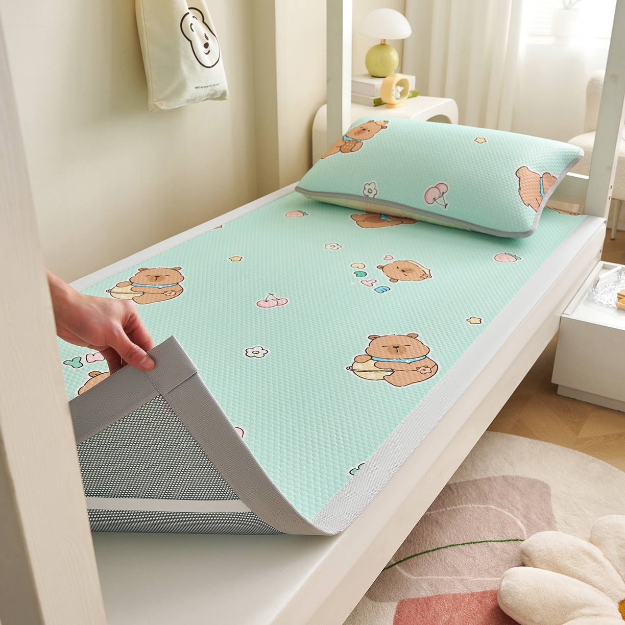 91家纺网 家纺一手货源 找家纺 奇丝雅 2026新款夏季A类印花冰豆豆凉席三明治透气网冰丝凉席可机洗学生宿舍上下铺学生床 卡皮巴拉