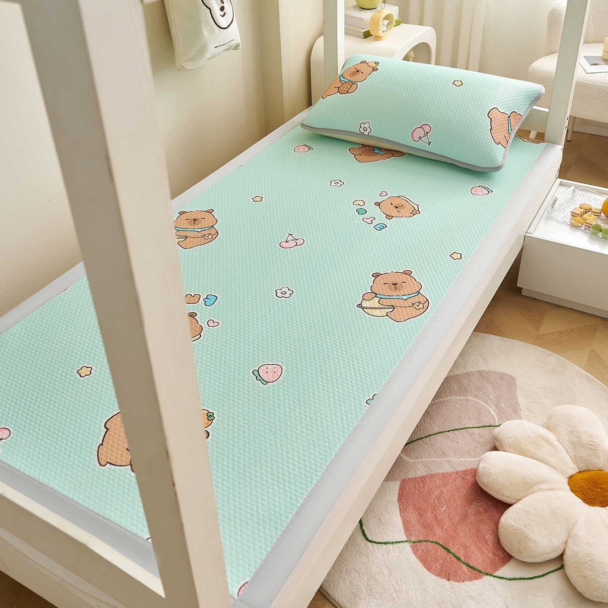 91家纺网 家纺一手货源 找家纺 奇丝雅 2026新款夏季A类印花冰豆豆凉席三明治透气网冰丝凉席可机洗学生宿舍上下铺学生床 卡皮巴拉