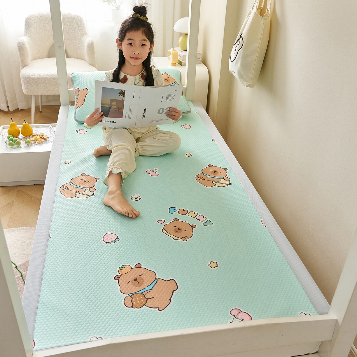 91家纺网 家纺一手货源 找家纺 奇丝雅 2026新款夏季A类印花冰豆豆凉席三明治透气网冰丝凉席可机洗学生宿舍上下铺学生床 卡皮巴拉