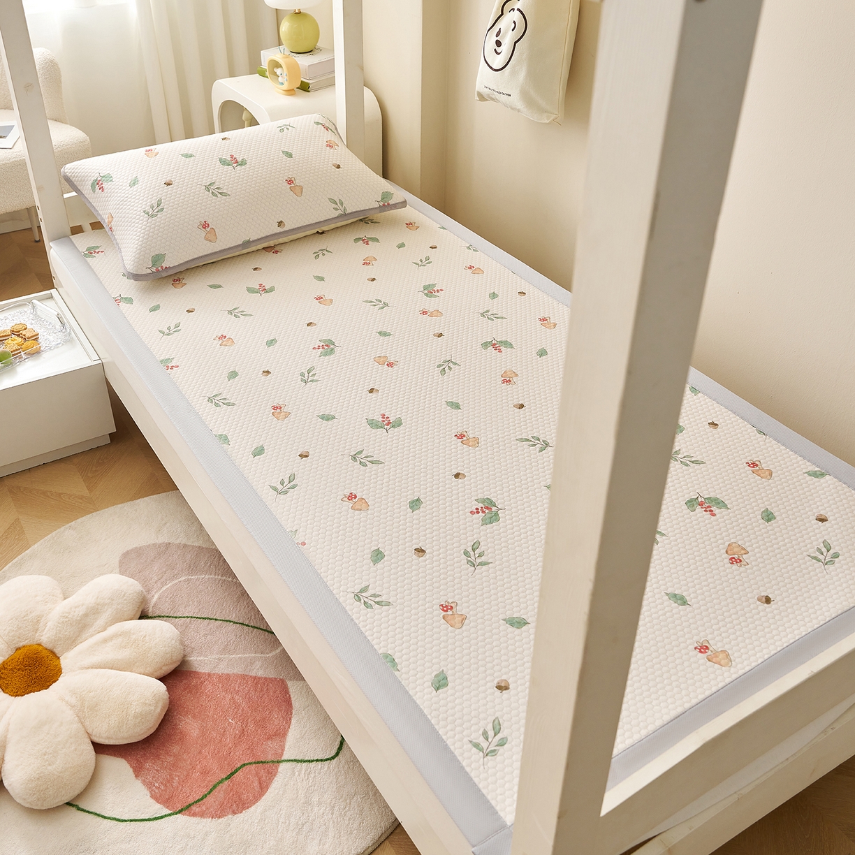 91家纺网 家纺一手货源 找家纺 奇丝雅 2026新款夏季A类印花冰豆豆凉席三明治透气网冰丝凉席可机洗学生宿舍上下铺学生床 蘑菇乐园