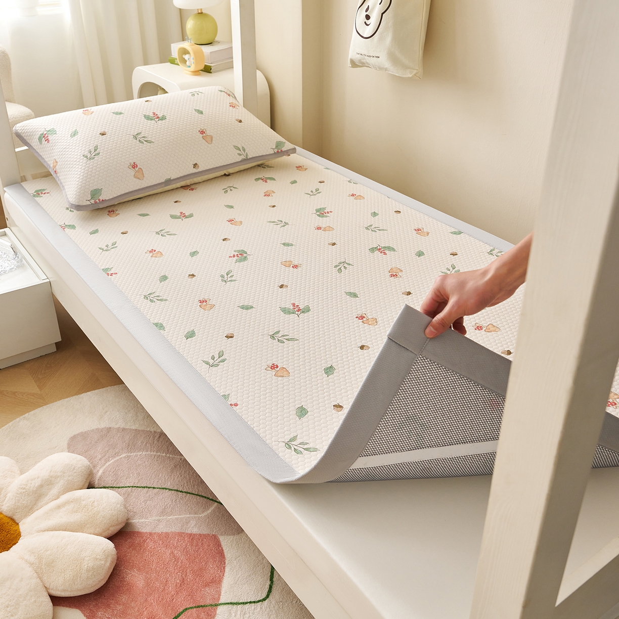 91家纺网 家纺一手货源 找家纺 奇丝雅 2026新款夏季A类印花冰豆豆凉席三明治透气网冰丝凉席可机洗学生宿舍上下铺学生床 蘑菇乐园