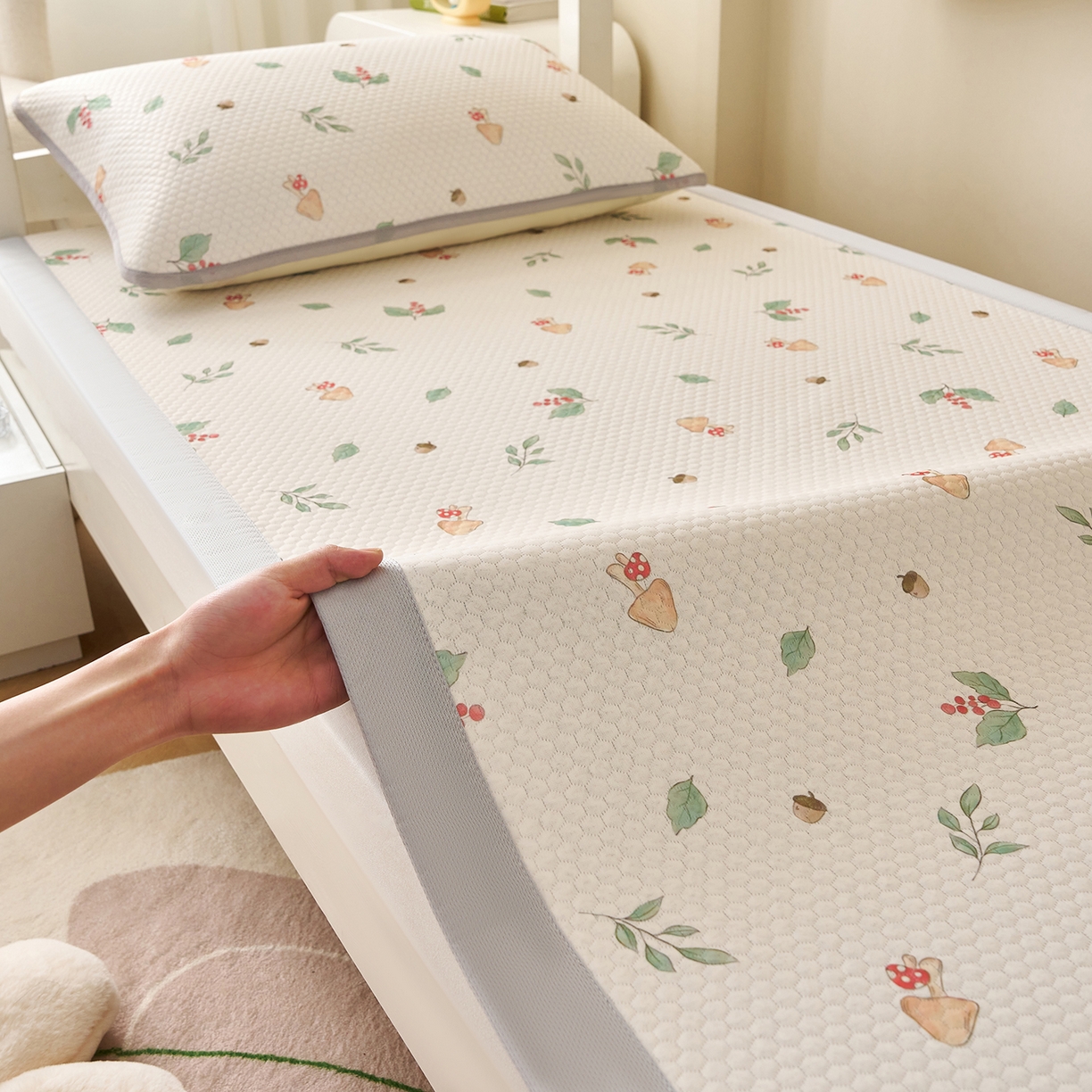 91家纺网 家纺一手货源 找家纺 奇丝雅 2026新款夏季A类印花冰豆豆凉席三明治透气网冰丝凉席可机洗学生宿舍上下铺学生床 蘑菇乐园