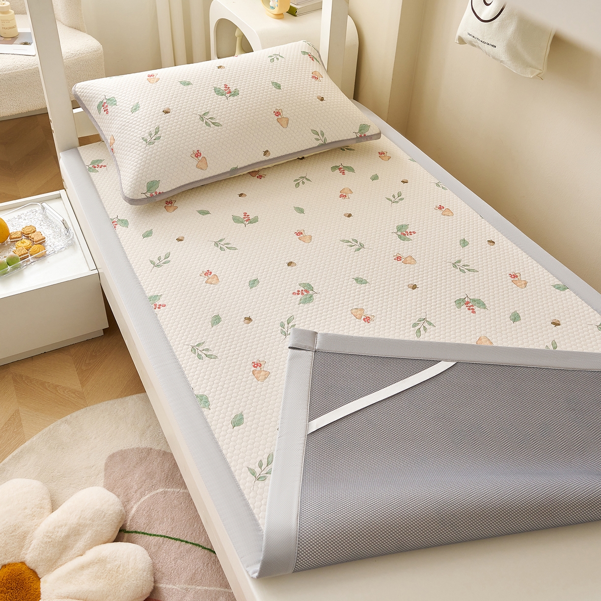 91家纺网 家纺一手货源 找家纺 奇丝雅 2026新款夏季A类印花冰豆豆凉席三明治透气网冰丝凉席可机洗学生宿舍上下铺学生床 蘑菇乐园