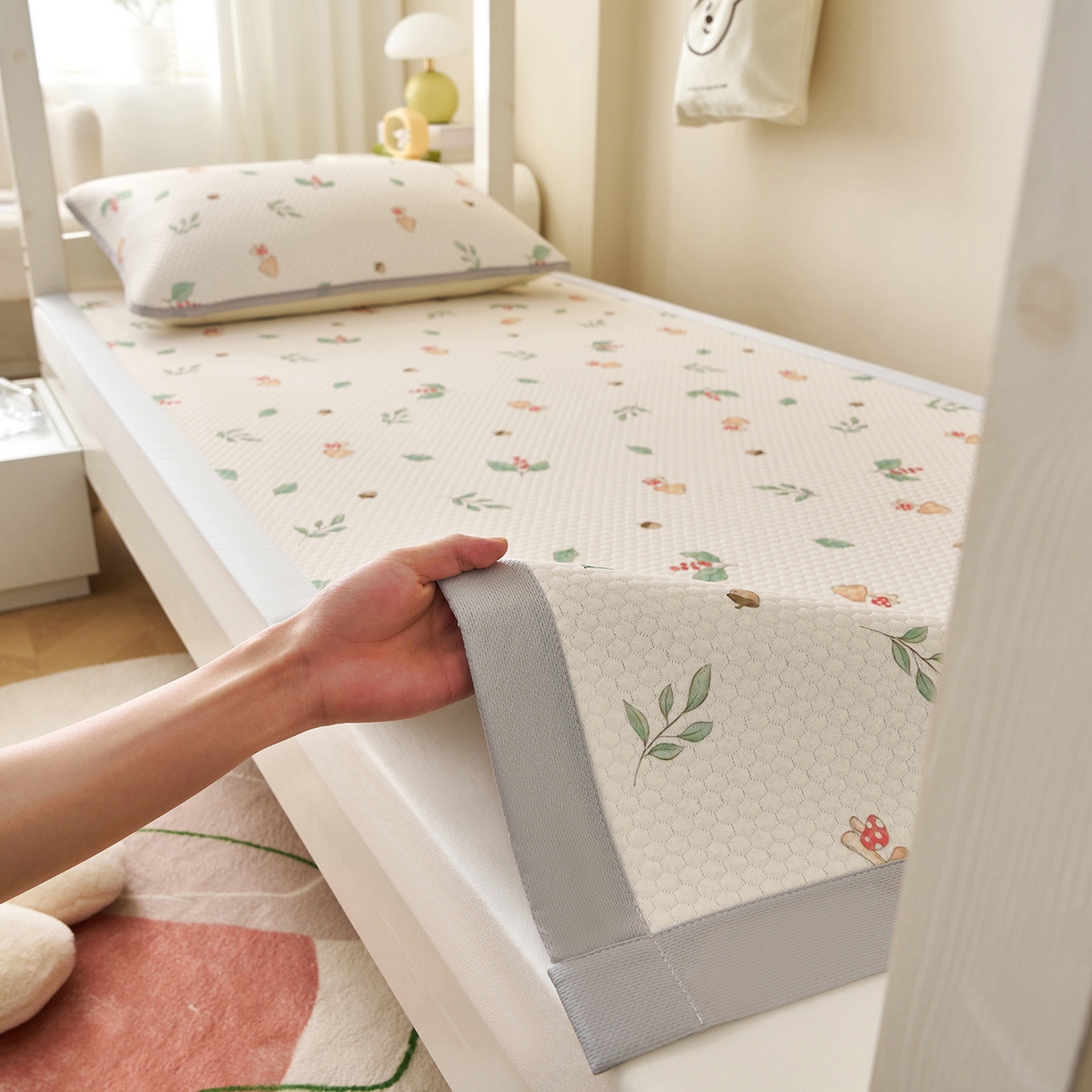 91家纺网 家纺一手货源 找家纺 奇丝雅 2026新款夏季A类印花冰豆豆凉席三明治透气网冰丝凉席可机洗学生宿舍上下铺学生床 蘑菇乐园