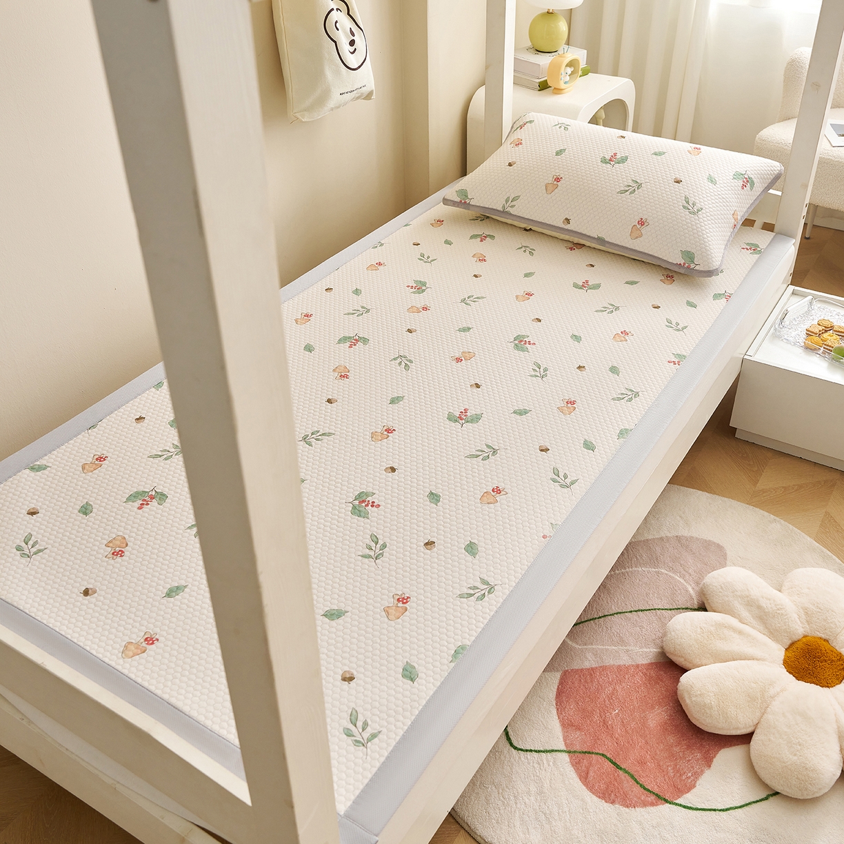 91家纺网 家纺一手货源 找家纺 奇丝雅 2026新款夏季A类印花冰豆豆凉席三明治透气网冰丝凉席可机洗学生宿舍上下铺学生床 蘑菇乐园