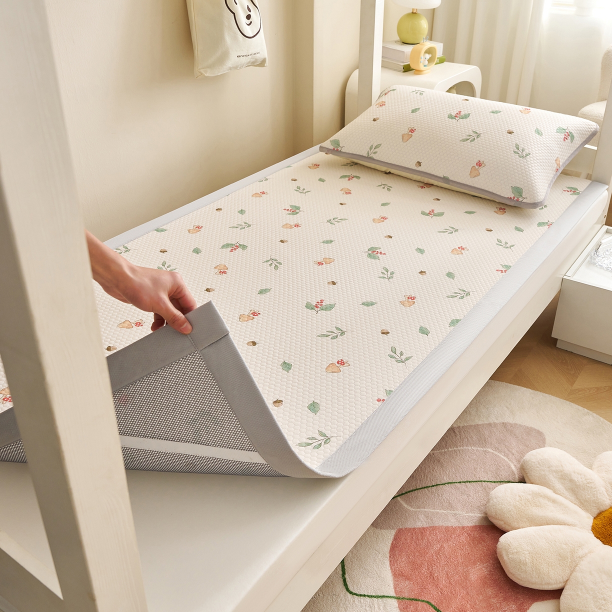 91家纺网 家纺一手货源 找家纺 奇丝雅 2026新款夏季A类印花冰豆豆凉席三明治透气网冰丝凉席可机洗学生宿舍上下铺学生床 蘑菇乐园