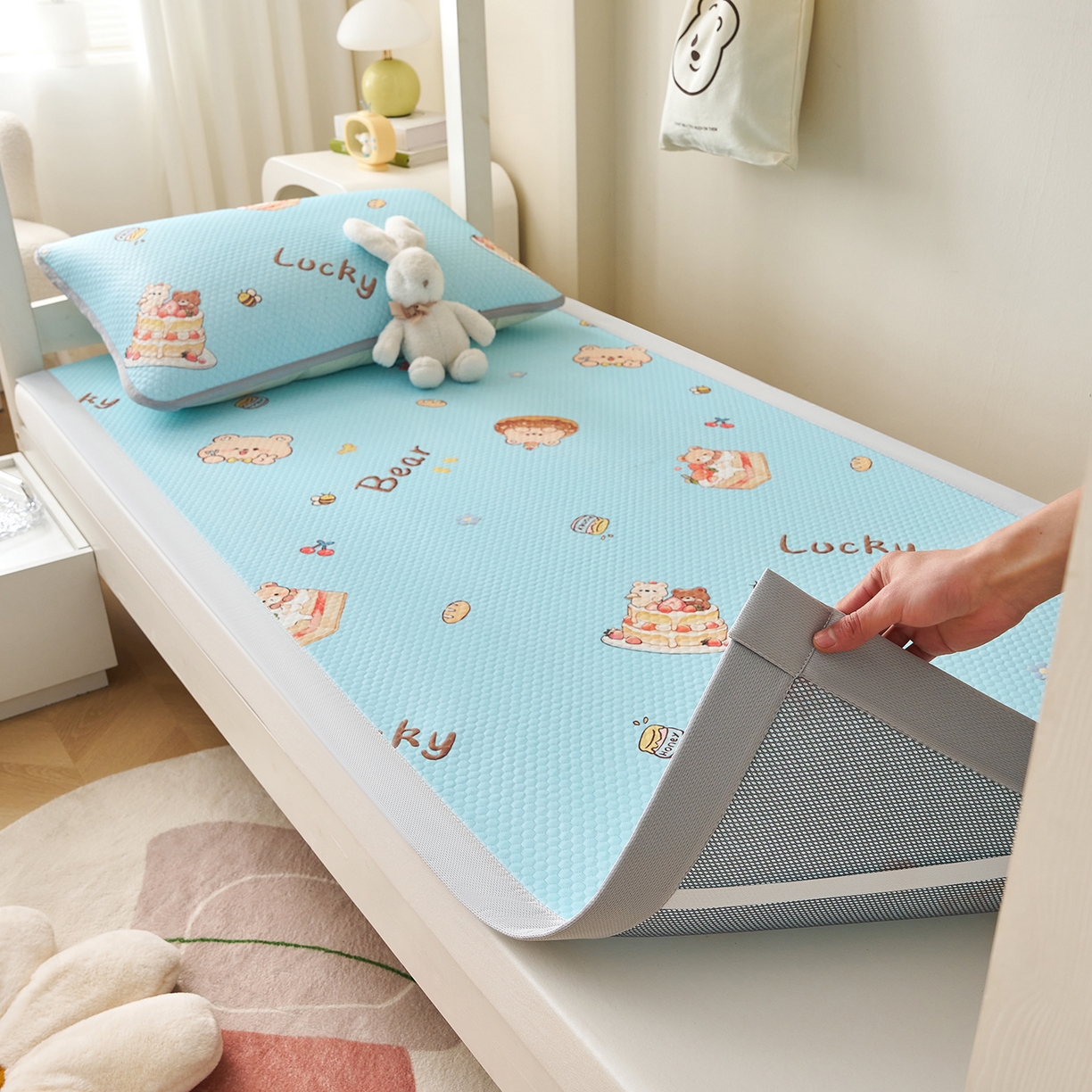 91家纺网 家纺一手货源 找家纺 奇丝雅 2026新款夏季A类印花冰豆豆凉席三明治透气网冰丝凉席可机洗学生宿舍上下铺学生床 甜甜圈