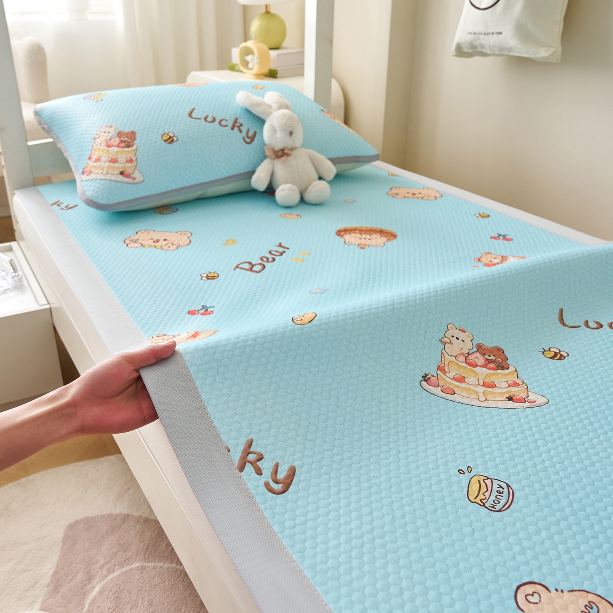 91家纺网 家纺一手货源 找家纺 奇丝雅 2026新款夏季A类印花冰豆豆凉席三明治透气网冰丝凉席可机洗学生宿舍上下铺学生床 甜甜圈