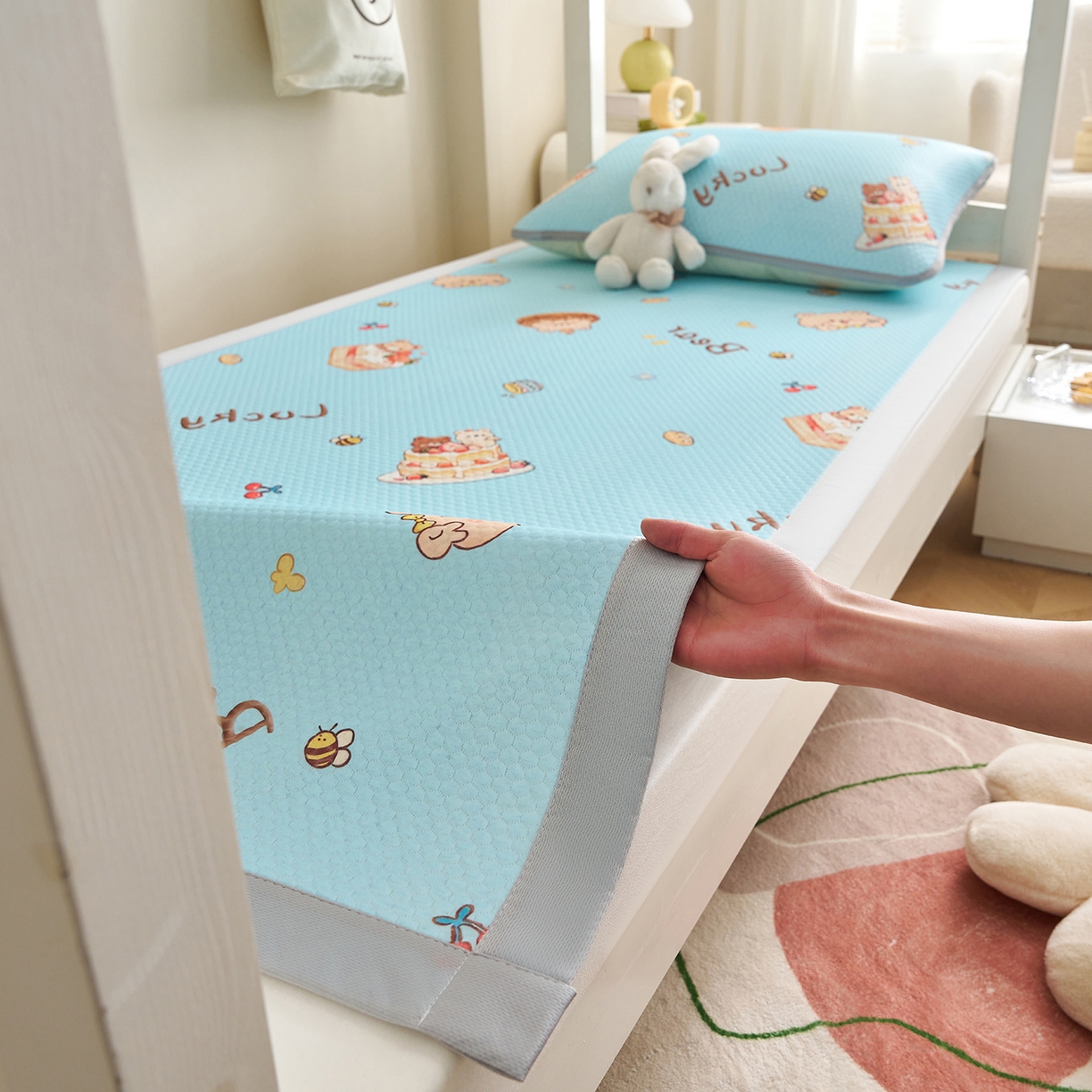 91家纺网 家纺一手货源 找家纺 奇丝雅 2026新款夏季A类印花冰豆豆凉席三明治透气网冰丝凉席可机洗学生宿舍上下铺学生床 甜甜圈