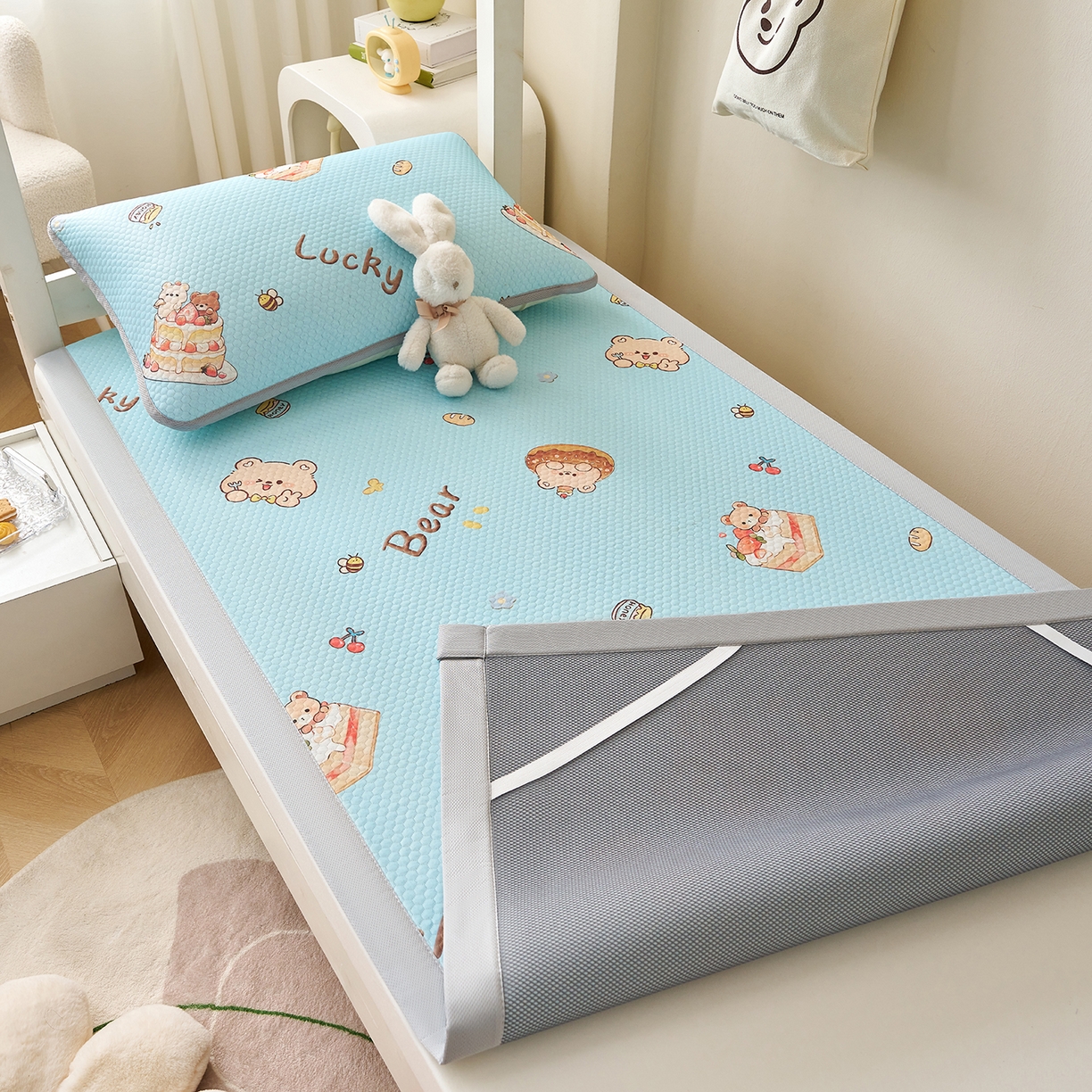 91家纺网 家纺一手货源 找家纺 奇丝雅 2026新款夏季A类印花冰豆豆凉席三明治透气网冰丝凉席可机洗学生宿舍上下铺学生床 甜甜圈