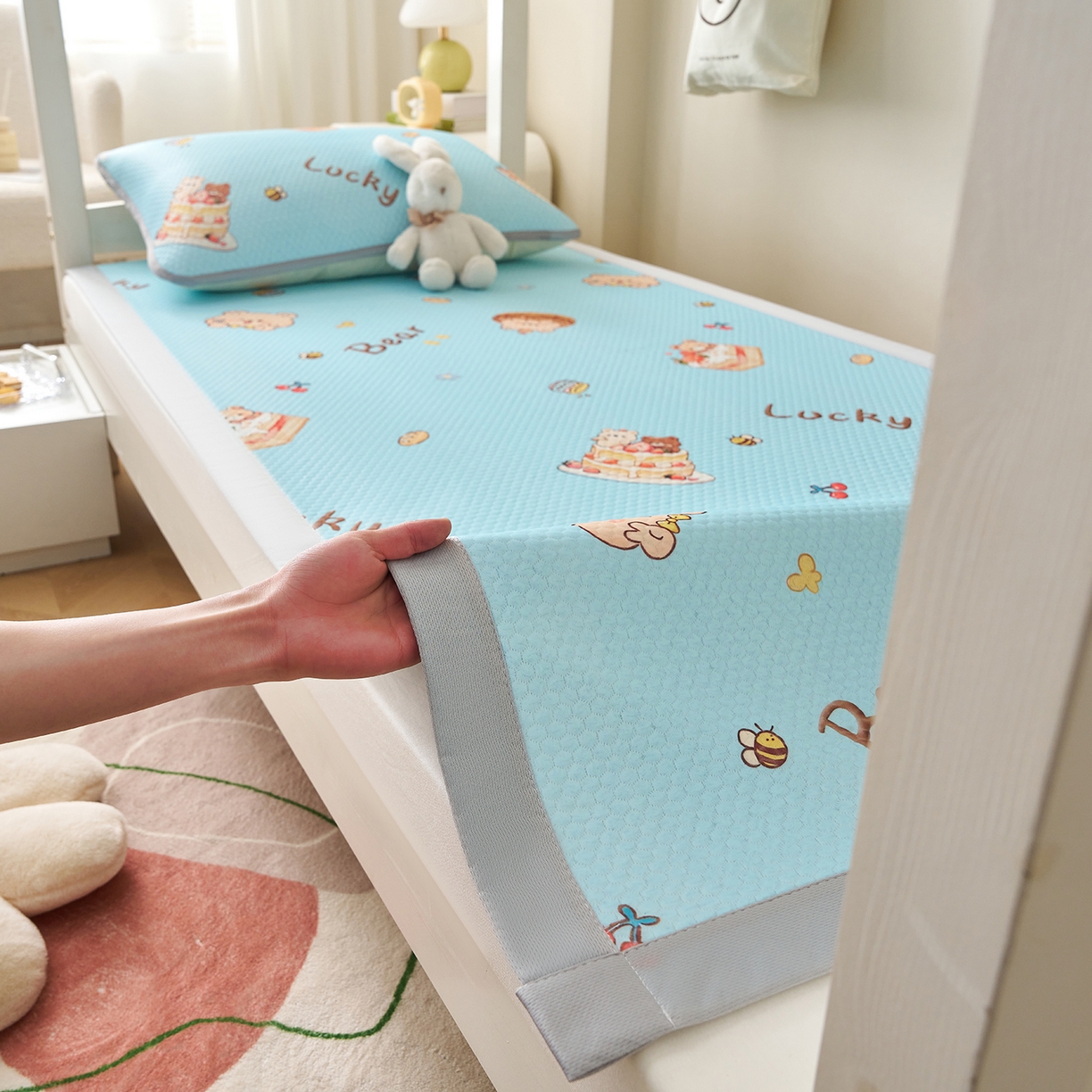 91家纺网 家纺一手货源 找家纺 奇丝雅 2026新款夏季A类印花冰豆豆凉席三明治透气网冰丝凉席可机洗学生宿舍上下铺学生床 甜甜圈