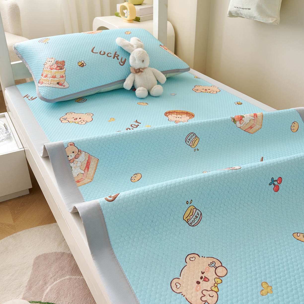 91家纺网 家纺一手货源 找家纺 奇丝雅 2026新款夏季A类印花冰豆豆凉席三明治透气网冰丝凉席可机洗学生宿舍上下铺学生床 甜甜圈