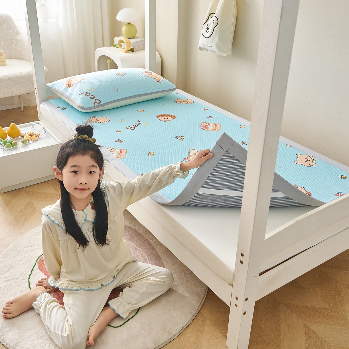 91家纺网 家纺一手货源 找家纺 奇丝雅 2026新款夏季A类印花冰豆豆凉席三明治透气网冰丝凉席可机洗学生宿舍上下铺学生床 甜甜圈