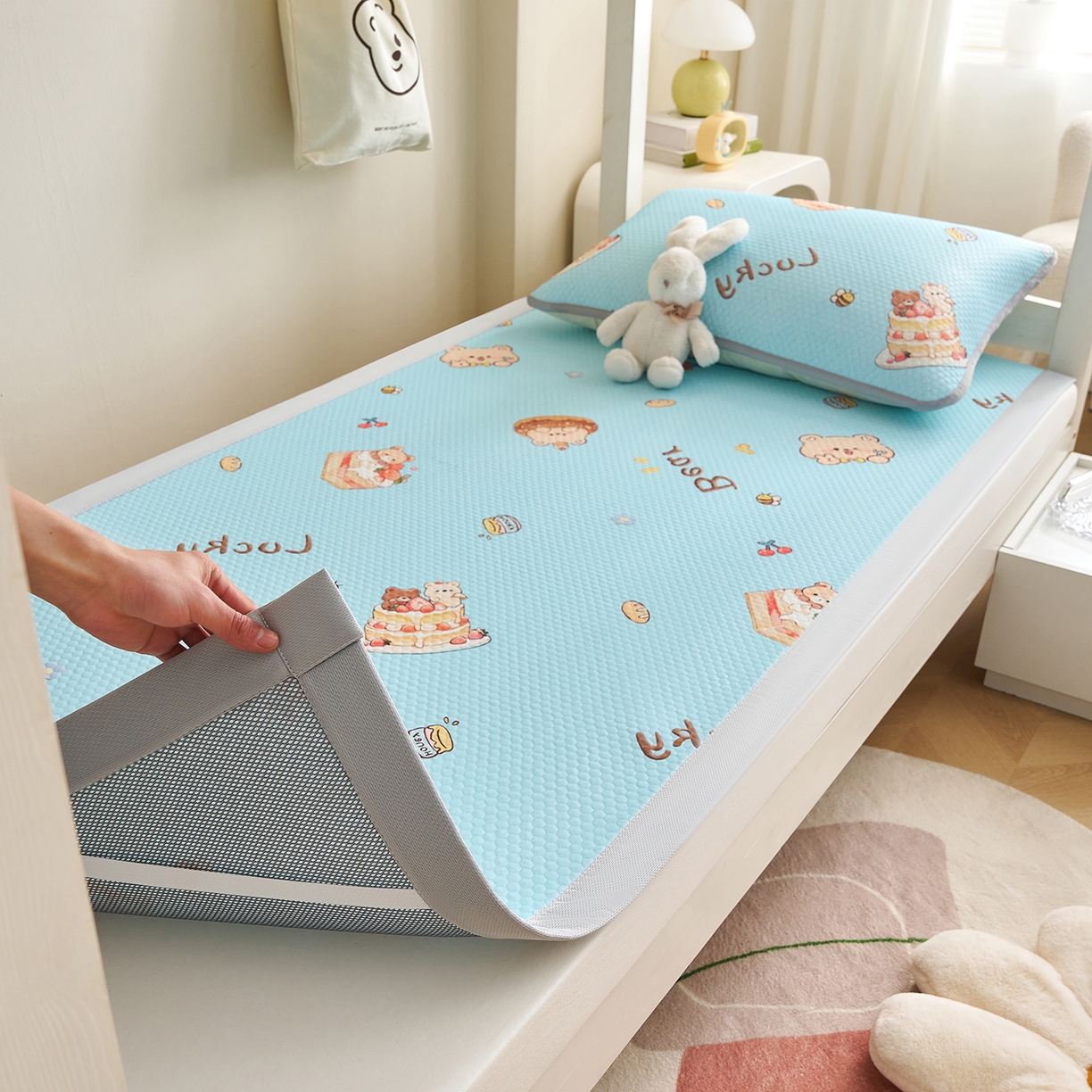 91家纺网 家纺一手货源 找家纺 奇丝雅 2026新款夏季A类印花冰豆豆凉席三明治透气网冰丝凉席可机洗学生宿舍上下铺学生床 甜甜圈