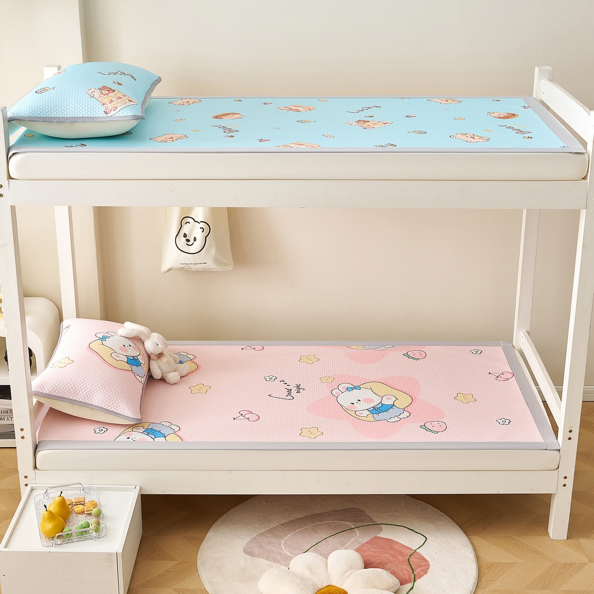 91家纺网 家纺一手货源 找家纺 奇丝雅 2026新款夏季A类印花冰豆豆凉席三明治透气网冰丝凉席可机洗学生宿舍上下铺学生床 兔宝贝